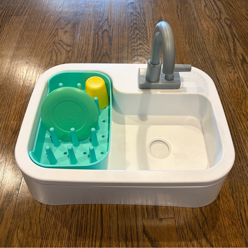 Lovevery "Sustainable Sink, Cups, & Plates" The Helper Play Kit Montessori Toy